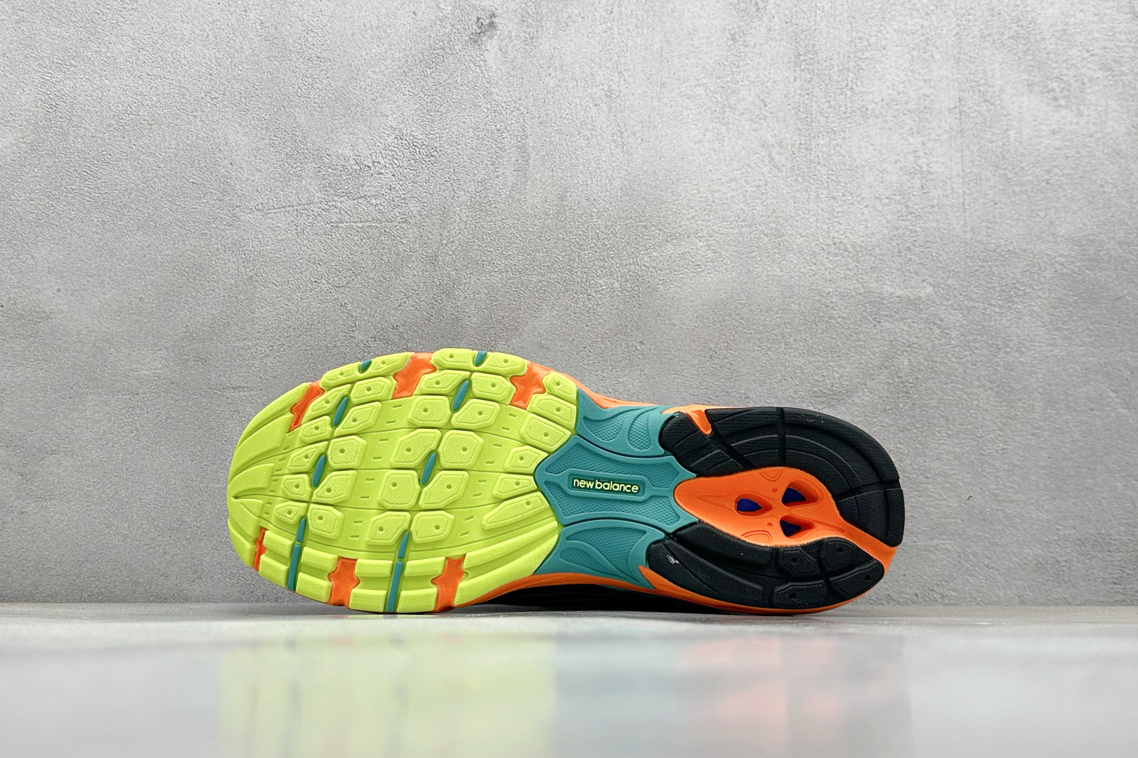  
A版 New Balance NB740 轻便复古休闲运动跑步鞋
全鞋身以网格布作为基地，在细节部分