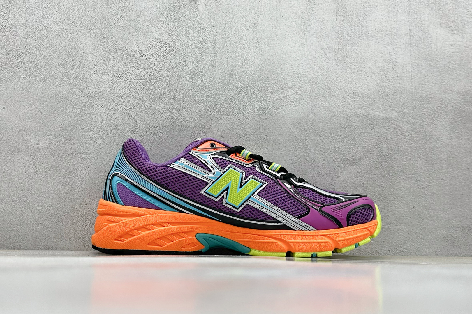  
A版 New Balance NB740 轻便复古休闲运动跑步鞋
全鞋身以网格布作为基地，在细节部分