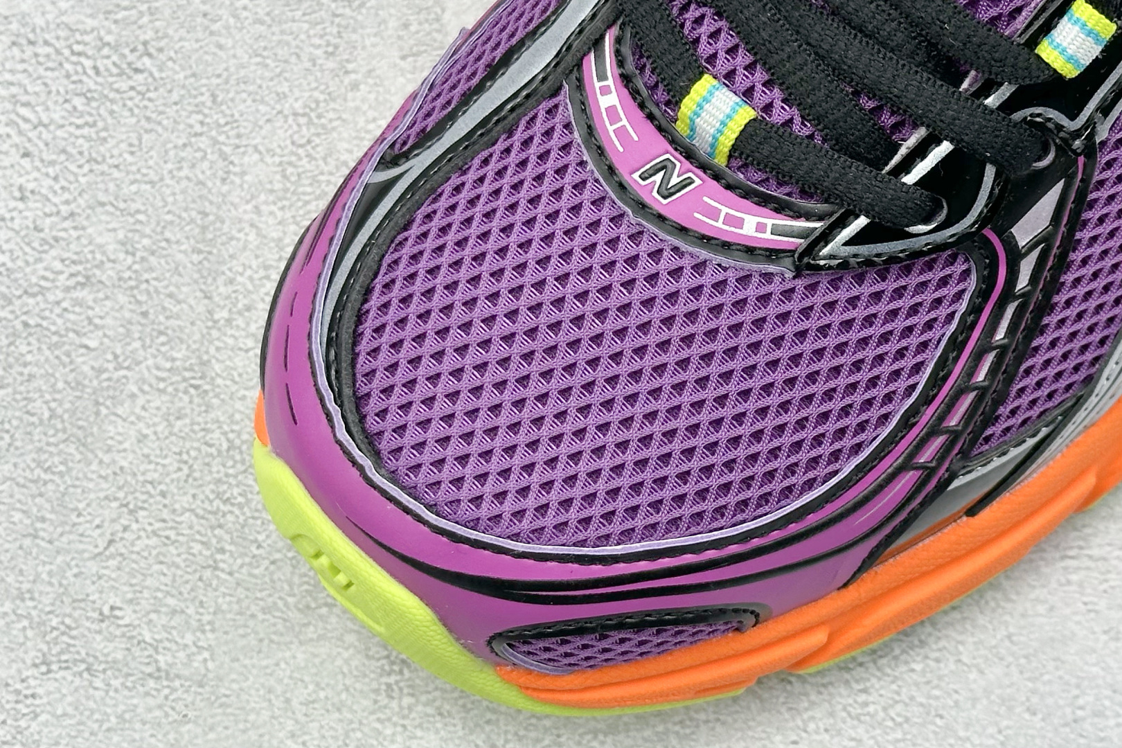  
A版 New Balance NB740 轻便复古休闲运动跑步鞋
全鞋身以网格布作为基地，在细节部分