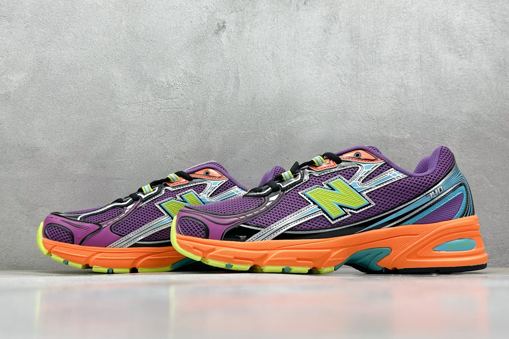 
A版 New Balance NB740 轻便复古休闲运动跑步鞋
全鞋身以网格布作为基地，在细节部分