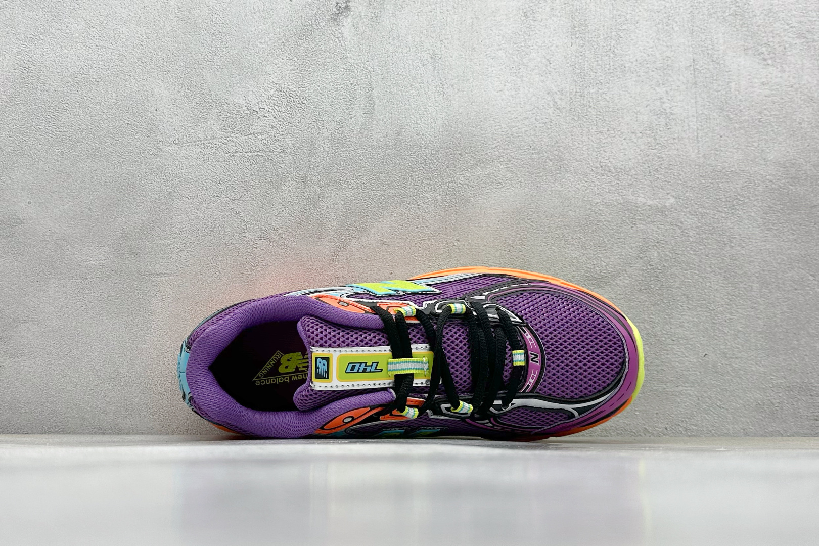  
A版 New Balance NB740 轻便复古休闲运动跑步鞋
全鞋身以网格布作为基地，在细节部分