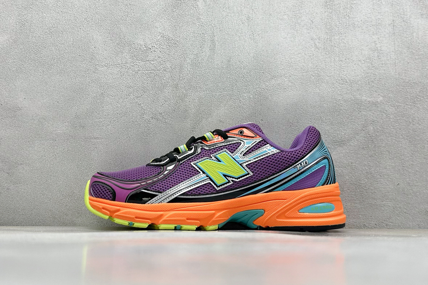  
A版 New Balance NB740 轻便复古休闲运动跑步鞋
全鞋身以网格布作为基地，在细节部分