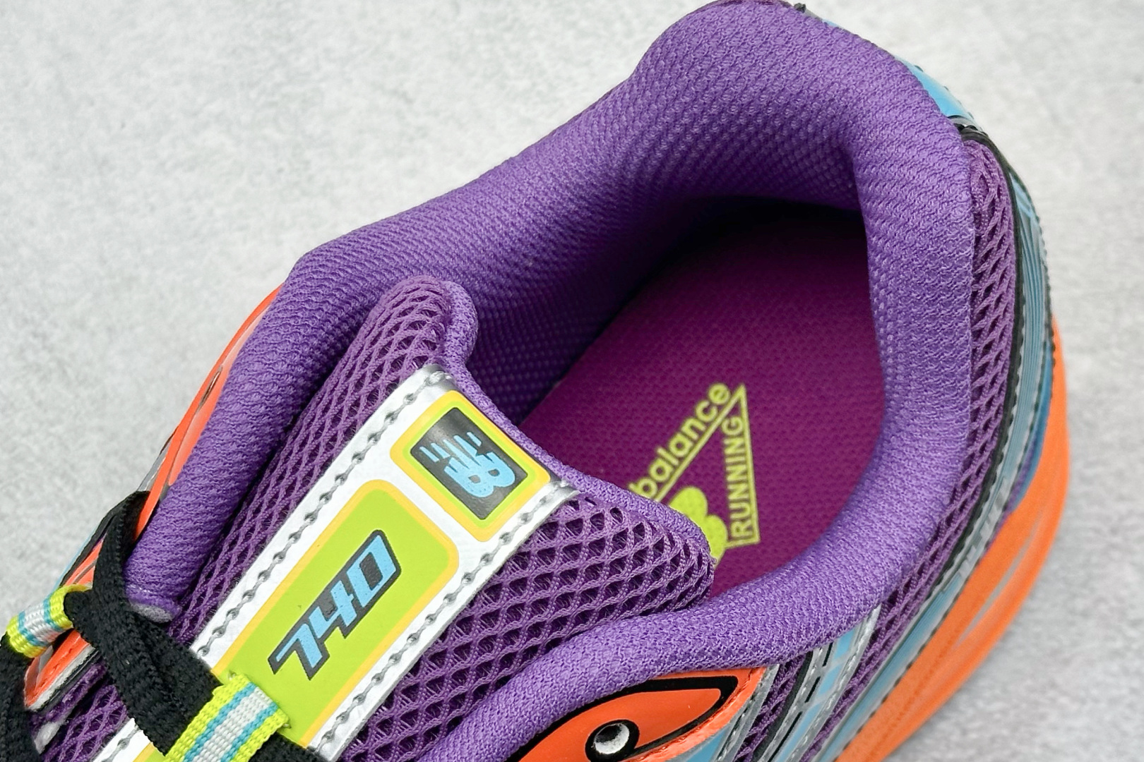  
A版 New Balance NB740 轻便复古休闲运动跑步鞋
全鞋身以网格布作为基地，在细节部分