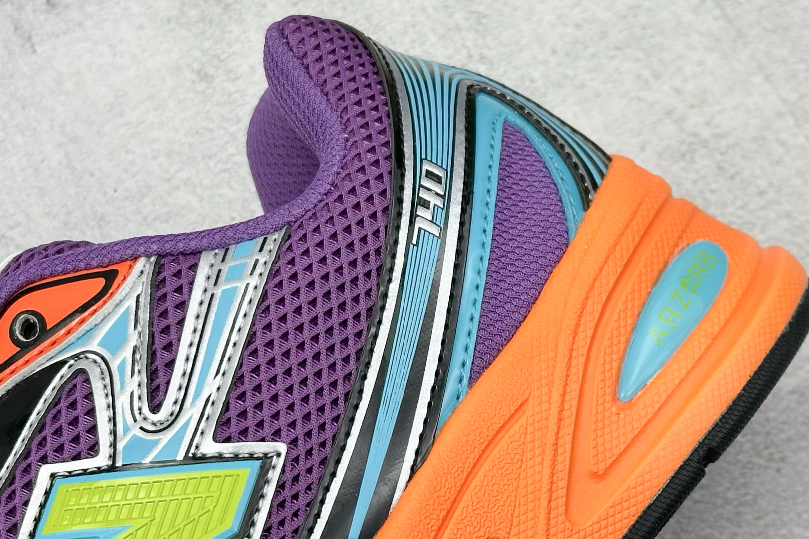  
A版 New Balance NB740 轻便复古休闲运动跑步鞋
全鞋身以网格布作为基地，在细节部分