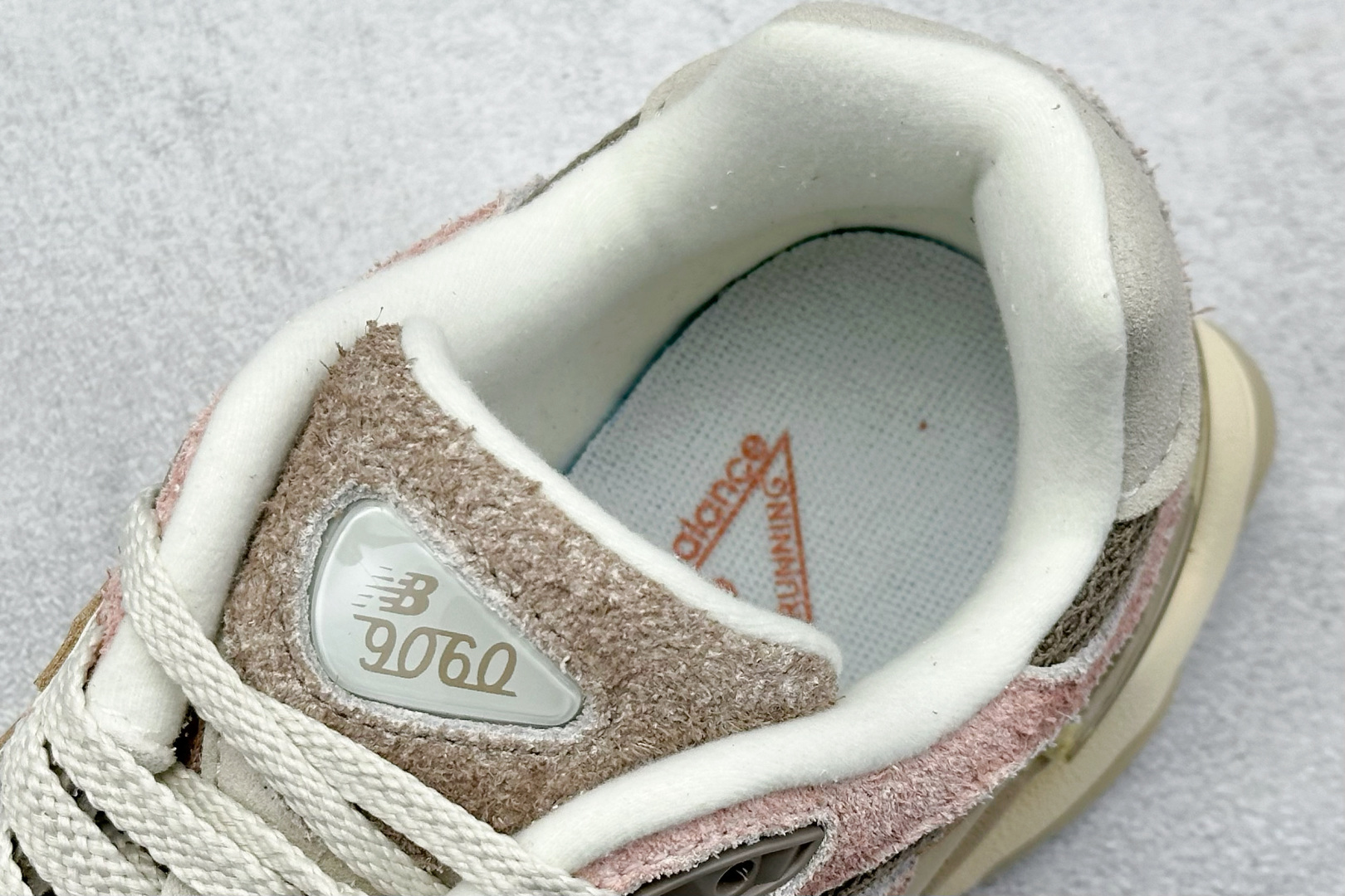  
New Balance NB9060系列 复古休闲运动慢跑鞋
#鞋款灵感源自设计师本人对夏日的怀日