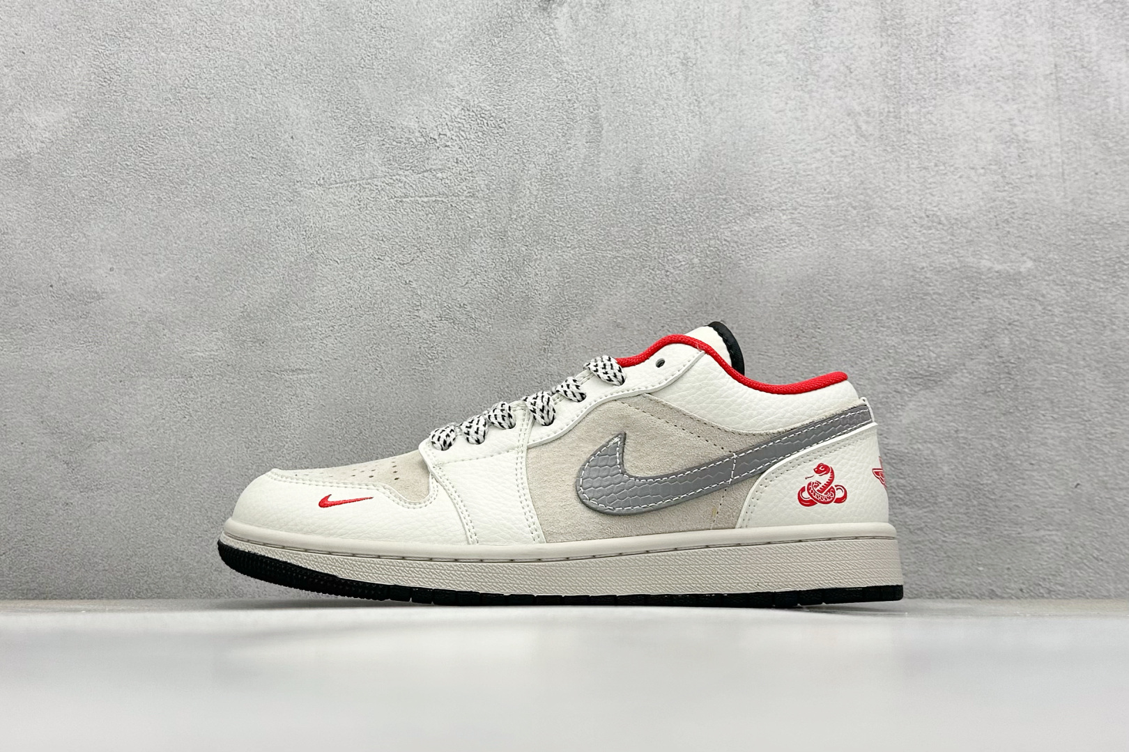  
Nike Jordan Air Jordan 1 蛇年限定
纯原大厂出品 极力推荐
定制鞋盒 大厂纯