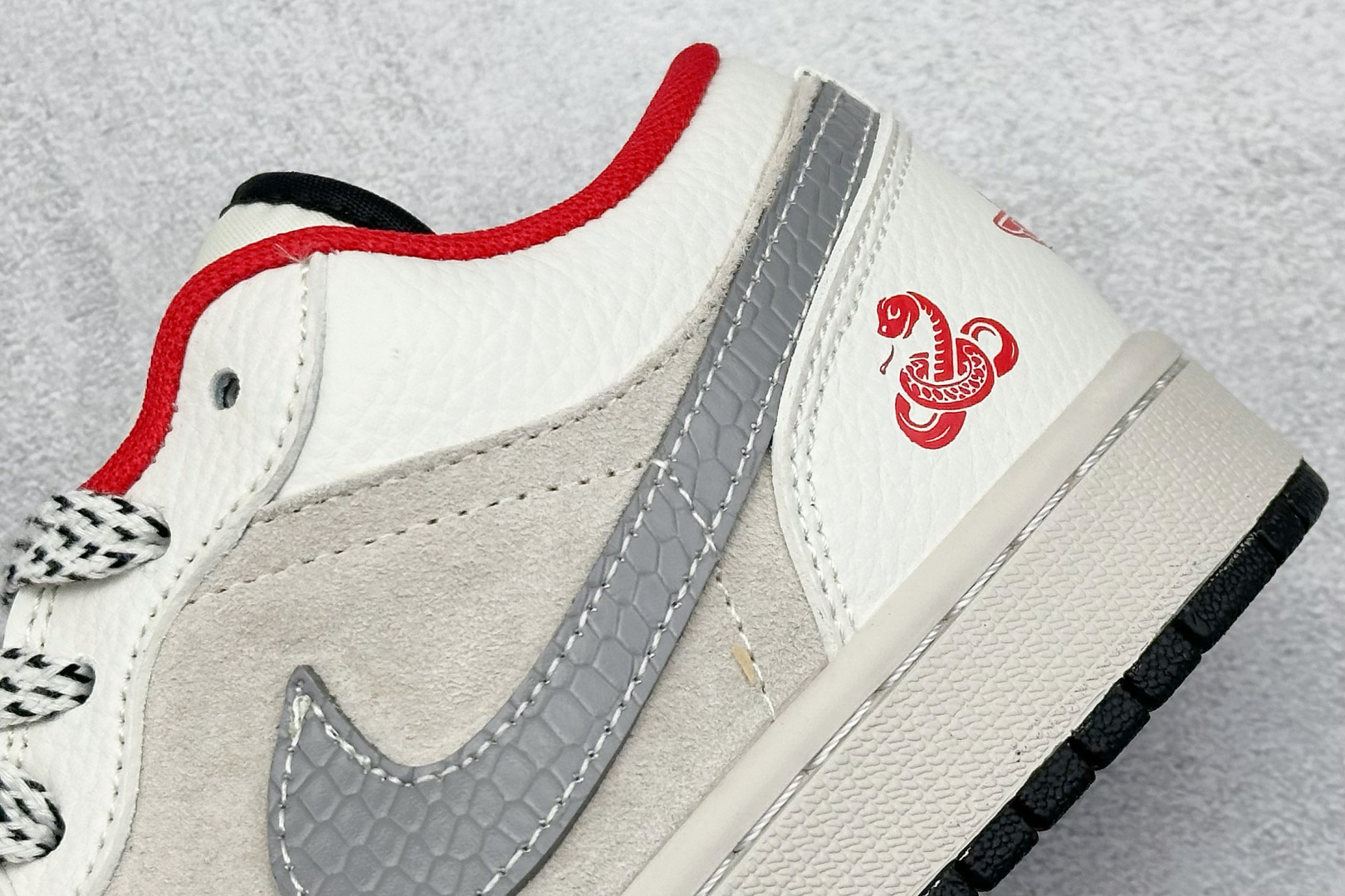  
Nike Jordan Air Jordan 1 蛇年限定
纯原大厂出品 极力推荐
定制鞋盒 大厂纯