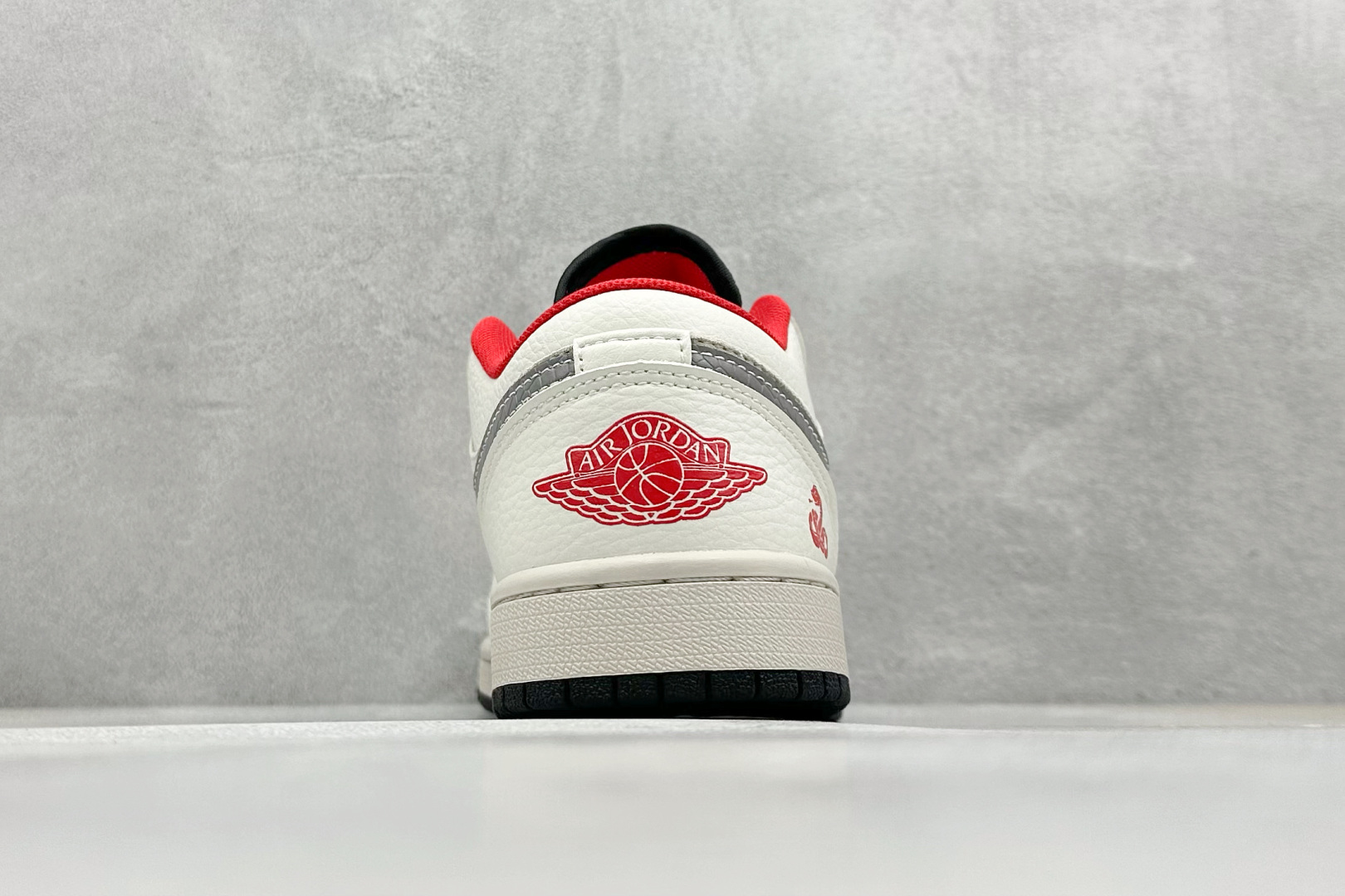  
Nike Jordan Air Jordan 1 蛇年限定
纯原大厂出品 极力推荐
定制鞋盒 大厂纯