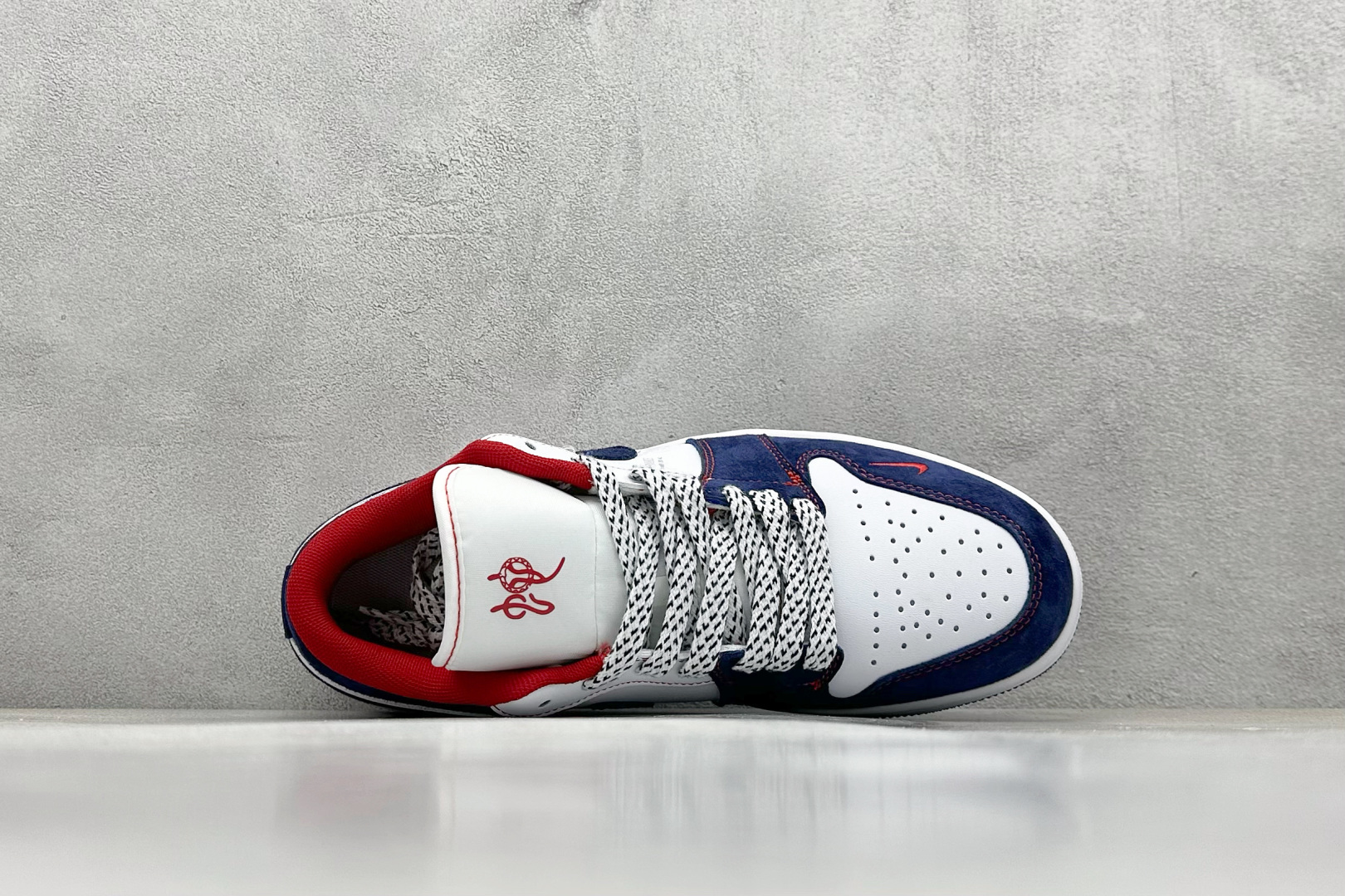  
Air Jordan 1 Retro Low 蛇年限定 白蓝红小钩官方同步新色 原装级产物
拒绝公底