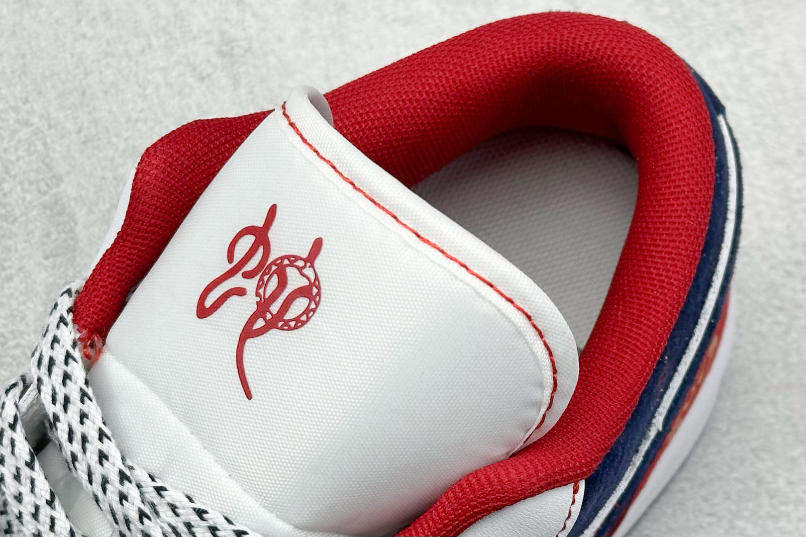  
Air Jordan 1 Retro Low 蛇年限定 白蓝红小钩官方同步新色 原装级产物
拒绝公底