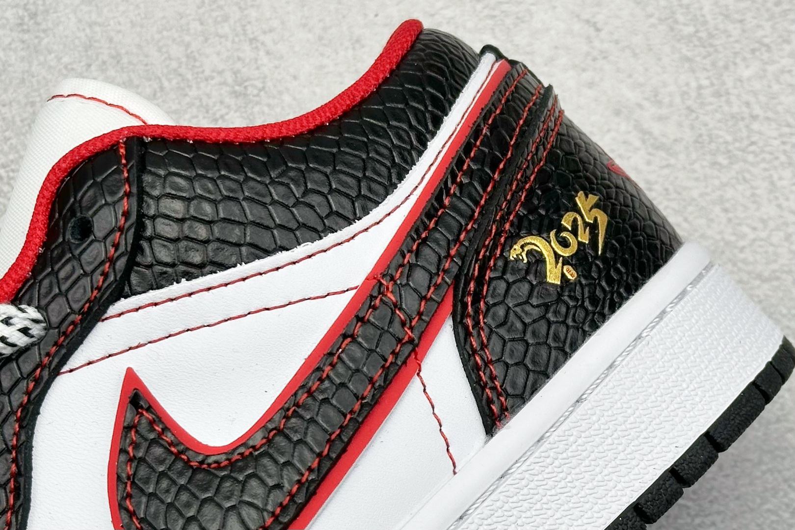  
Air Jordan 1 Retro Low 蛇年限定 白黑红小钩
官方同步新色 原装级产物
拒绝公
