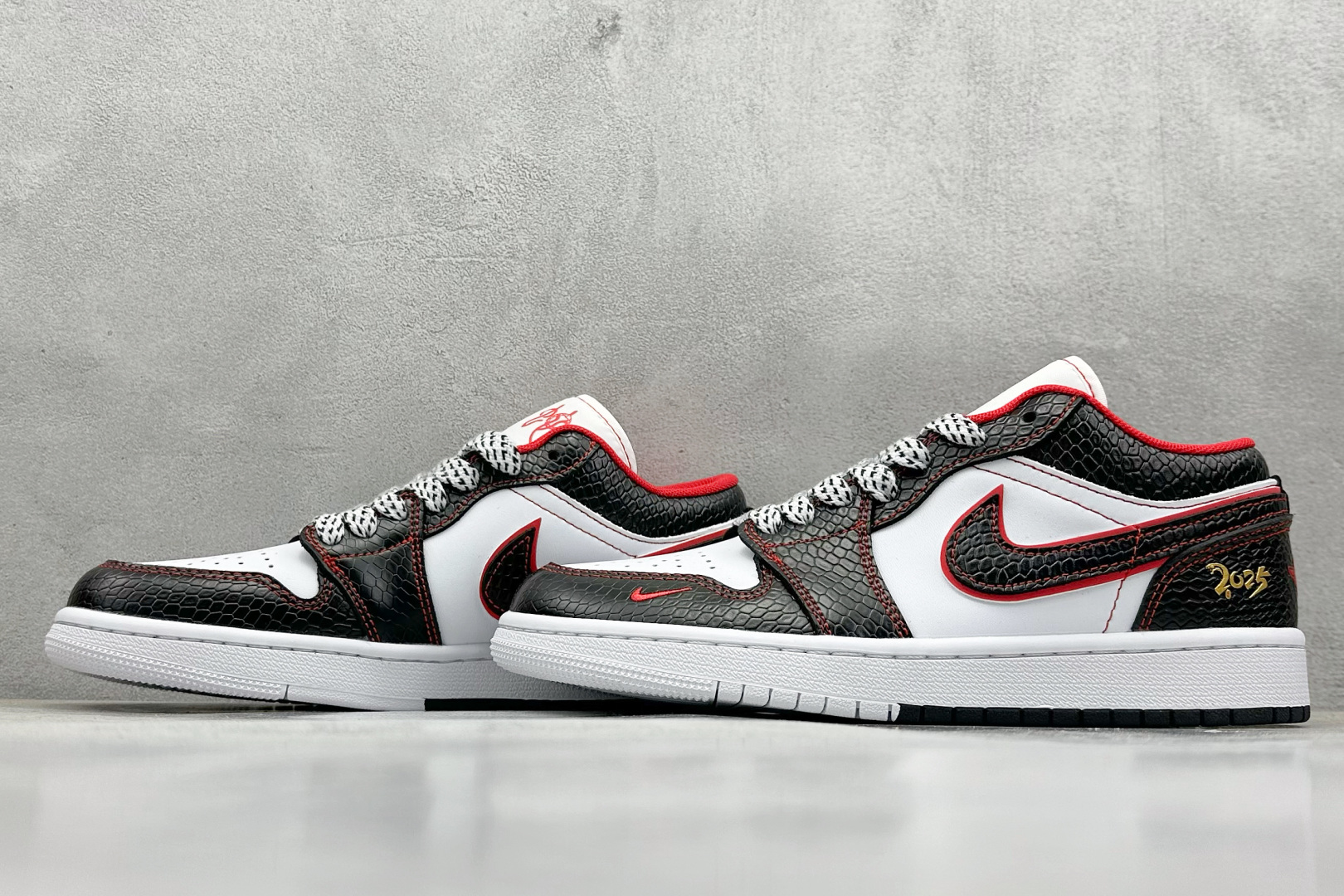  
Air Jordan 1 Retro Low 蛇年限定 白黑红小钩
官方同步新色 原装级产物
拒绝公