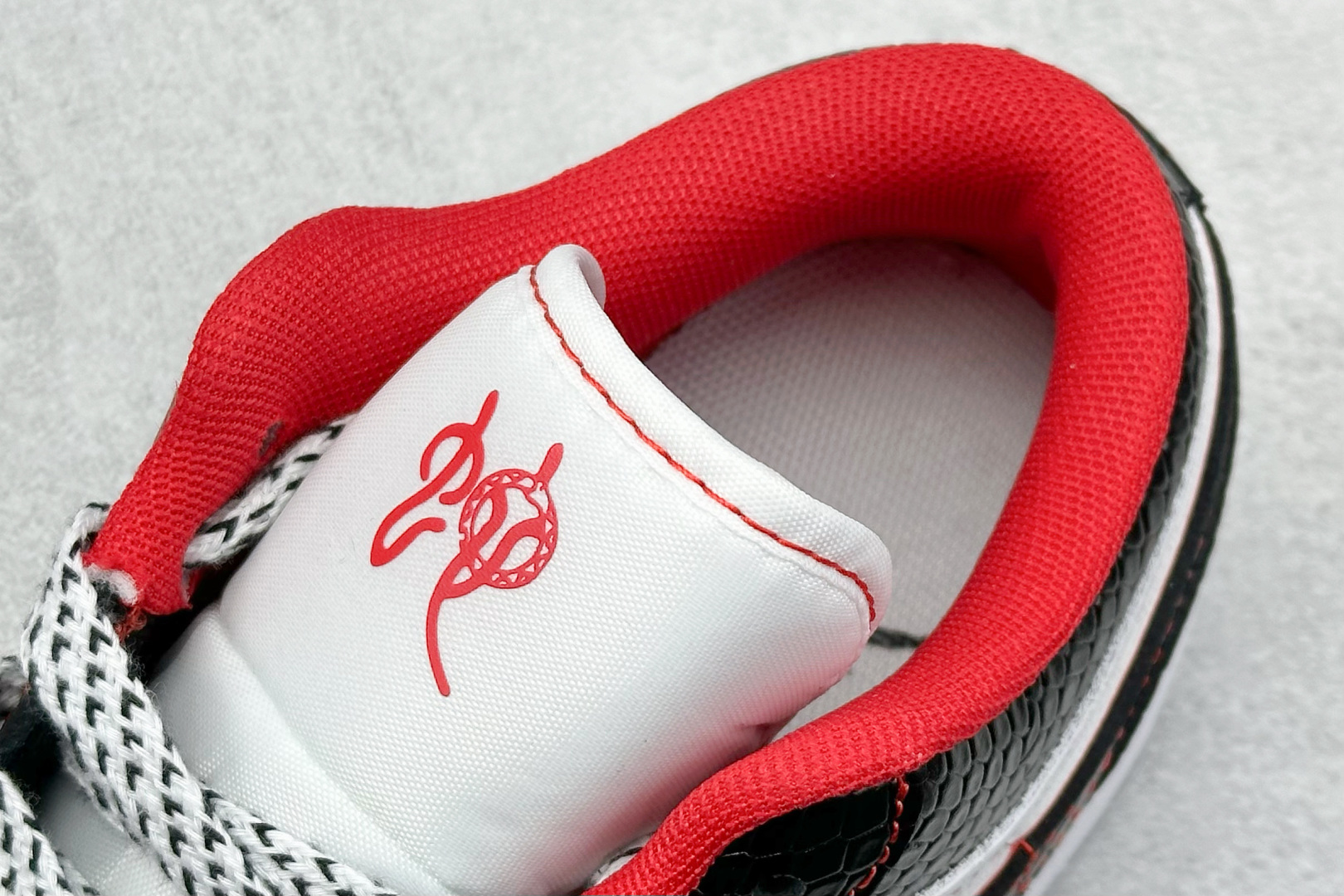  
Air Jordan 1 Retro Low 蛇年限定 白黑红小钩
官方同步新色 原装级产物
拒绝公