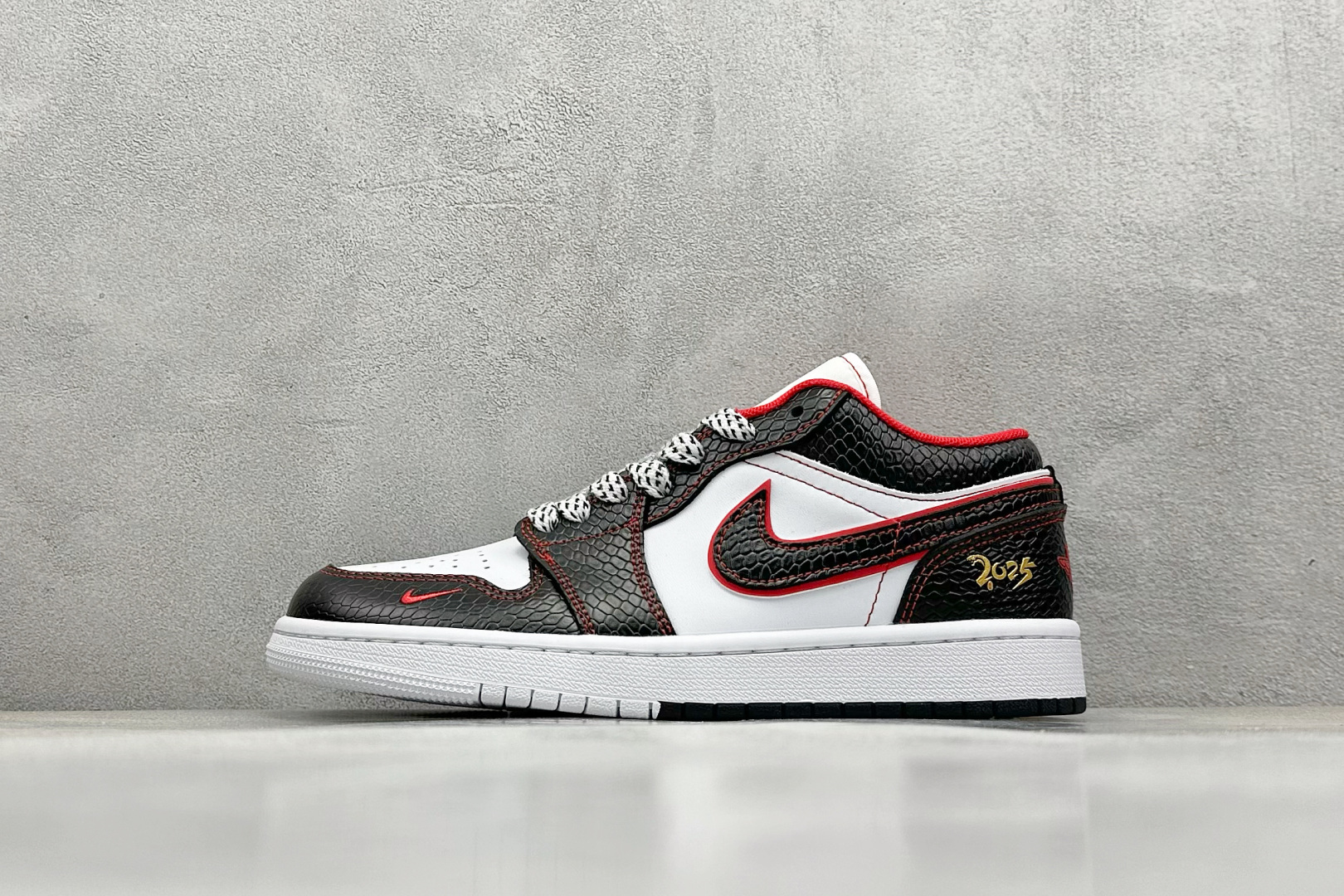  
Air Jordan 1 Retro Low 蛇年限定 白黑红小钩
官方同步新色 原装级产物
拒绝公