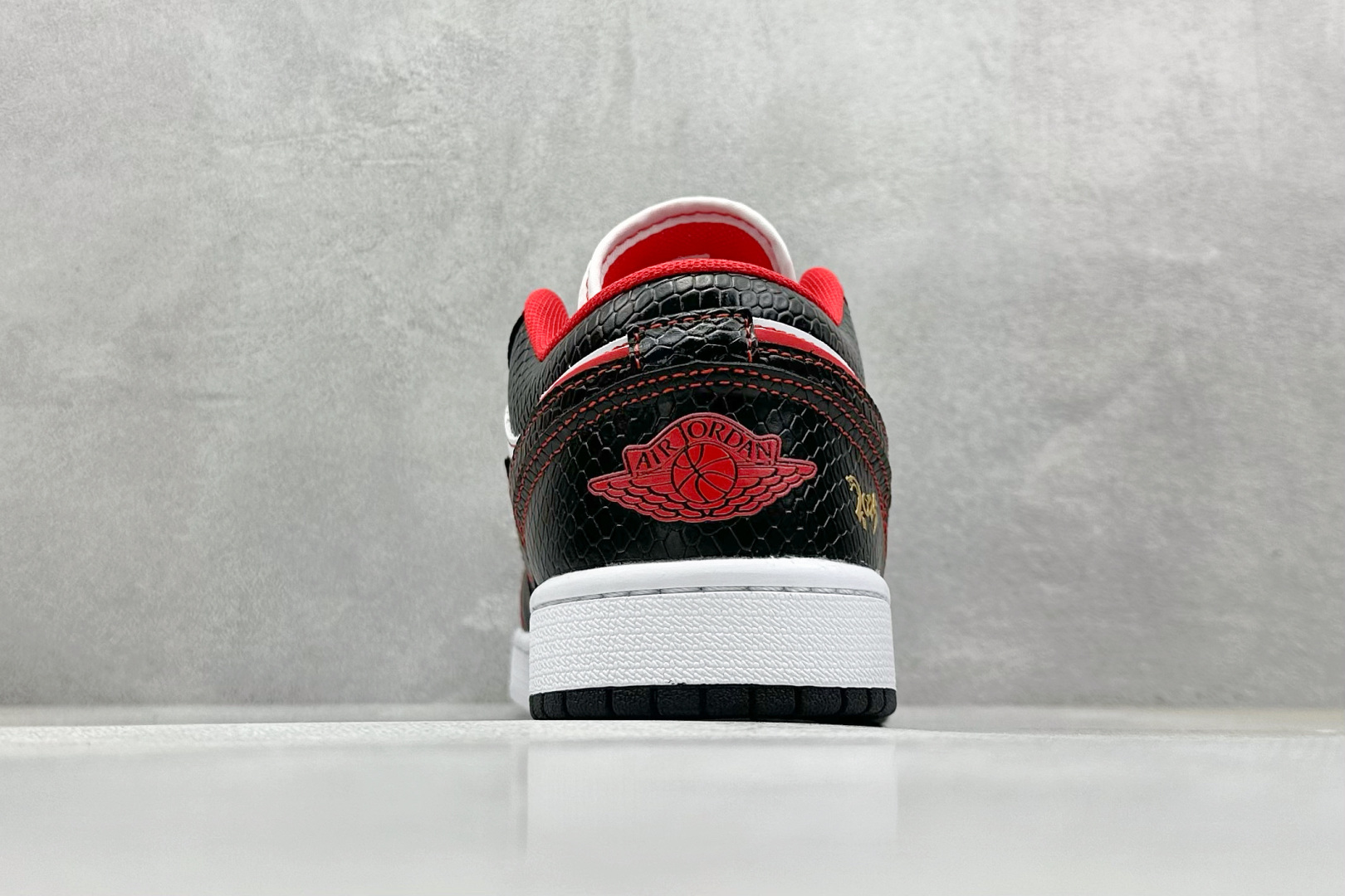  
Air Jordan 1 Retro Low 蛇年限定 白黑红小钩
官方同步新色 原装级产物
拒绝公