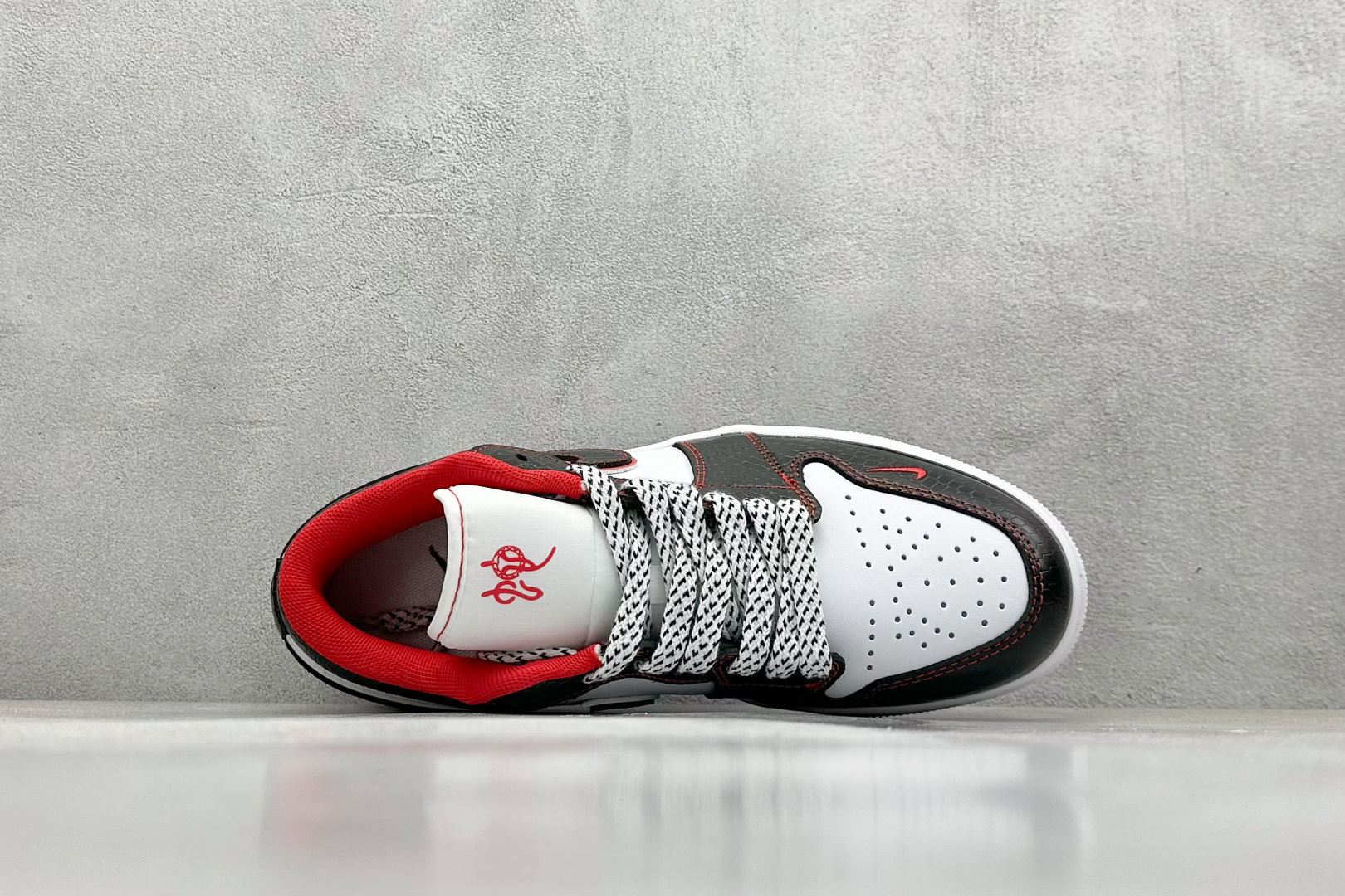  
Air Jordan 1 Retro Low 蛇年限定 白黑红小钩
官方同步新色 原装级产物
拒绝公