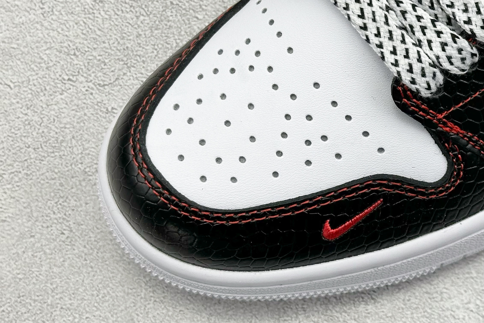  
Air Jordan 1 Retro Low 蛇年限定 白黑红小钩
官方同步新色 原装级产物
拒绝公