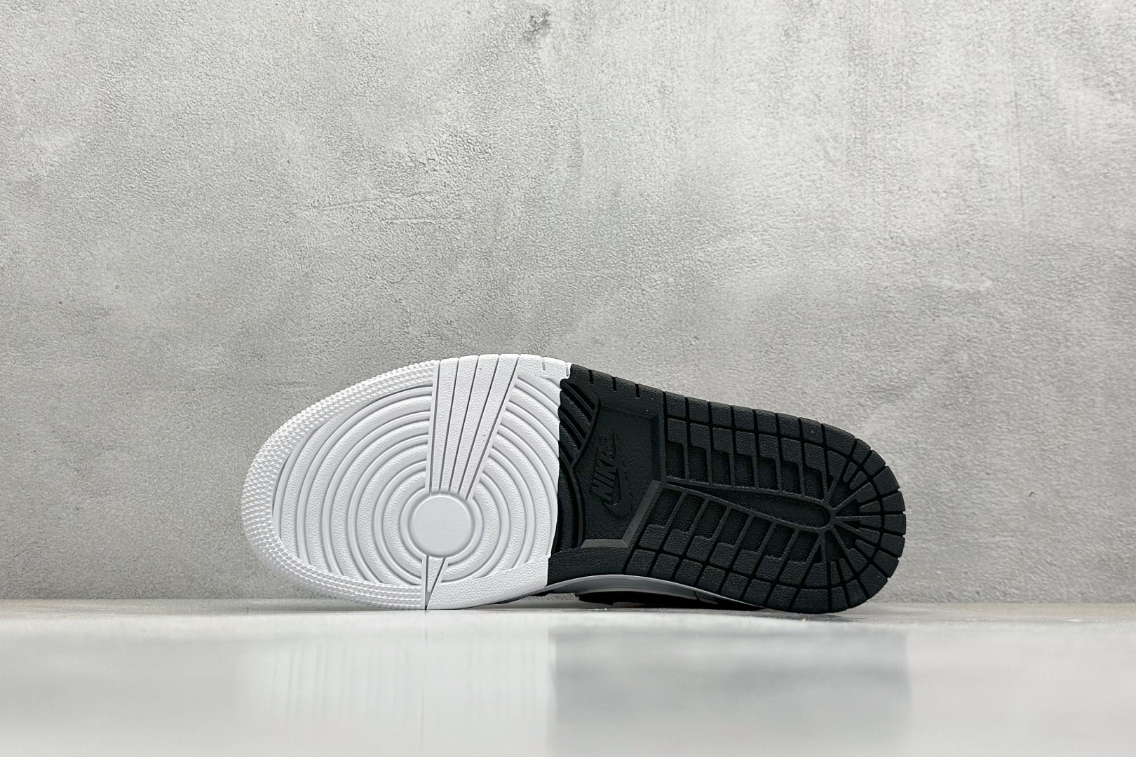  
Air Jordan 1 Retro Low 蛇年限定 白黑红小钩
官方同步新色 原装级产物
拒绝公