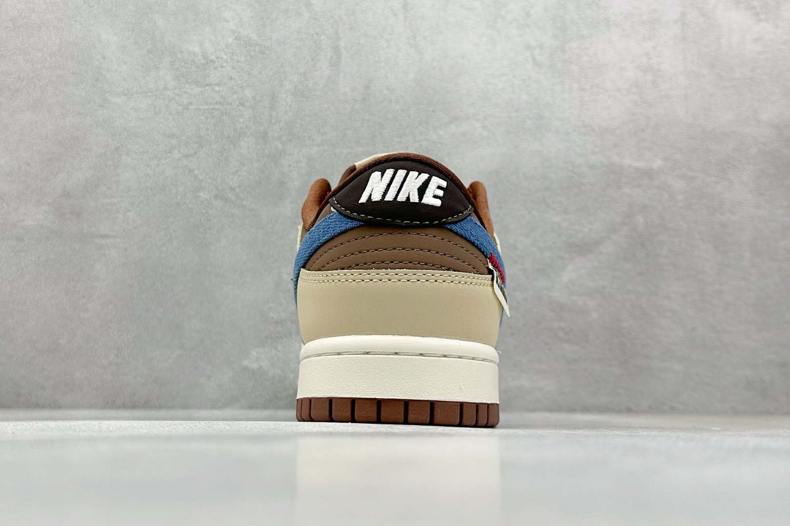  
Nike SB Dunk Low x Stussy 白蓝棕三小钩
纯原大厂出品 极力推荐
原装头层材