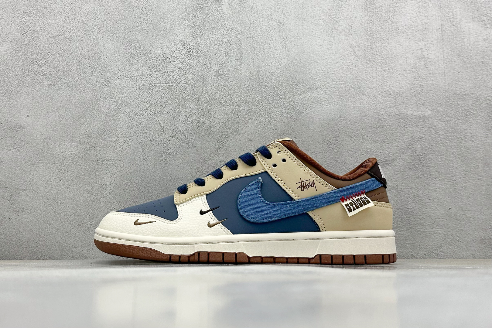  
Nike SB Dunk Low x Stussy 白蓝棕三小钩
纯原大厂出品 极力推荐
原装头层材