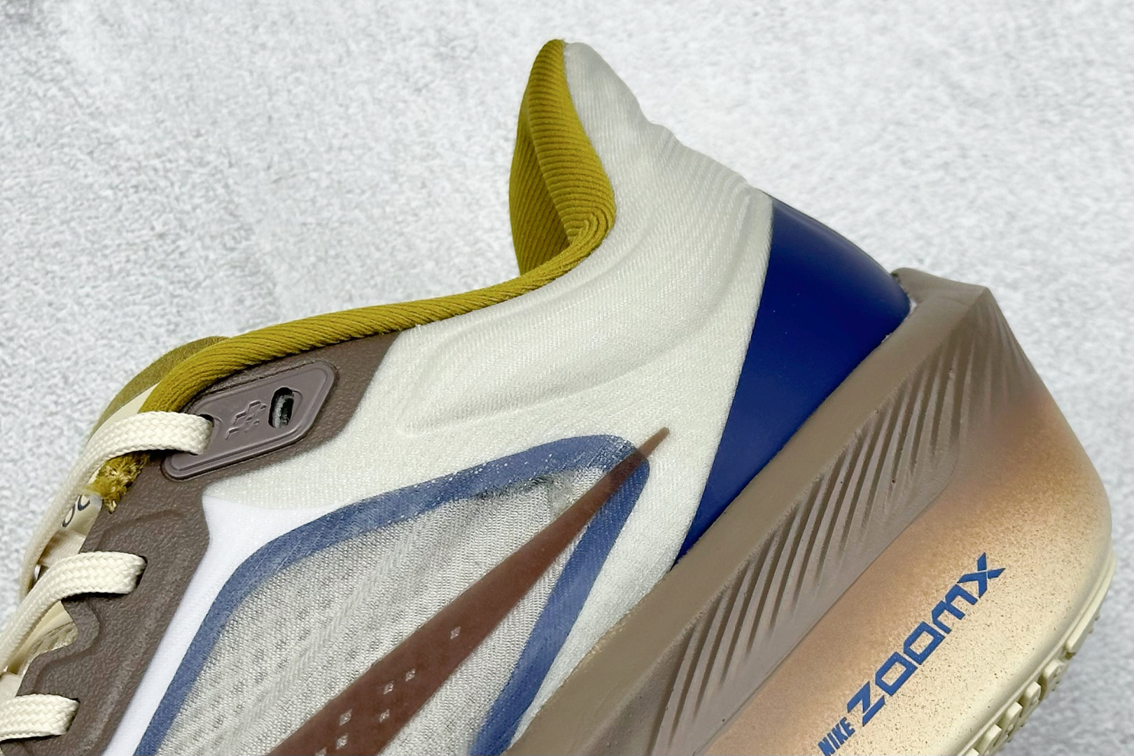  
Nk Zoom Fly 6 耐克超弹轻盈跑步鞋
#鞋款搭载 Flyknit 材料 打造出众弹性 易