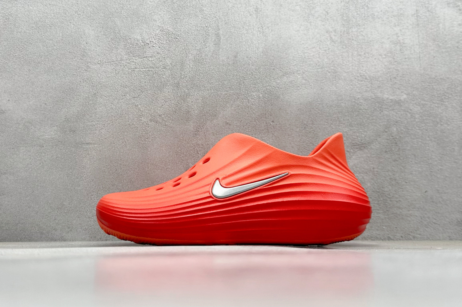  
Nike ReactX Rejuven8 一脚蹬夏日穿搭凉鞋
#采用质感柔软且出众回弹的 Reac