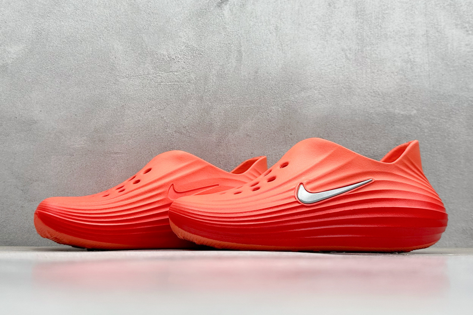  
Nike ReactX Rejuven8 一脚蹬夏日穿搭凉鞋
#采用质感柔软且出众回弹的 Reac