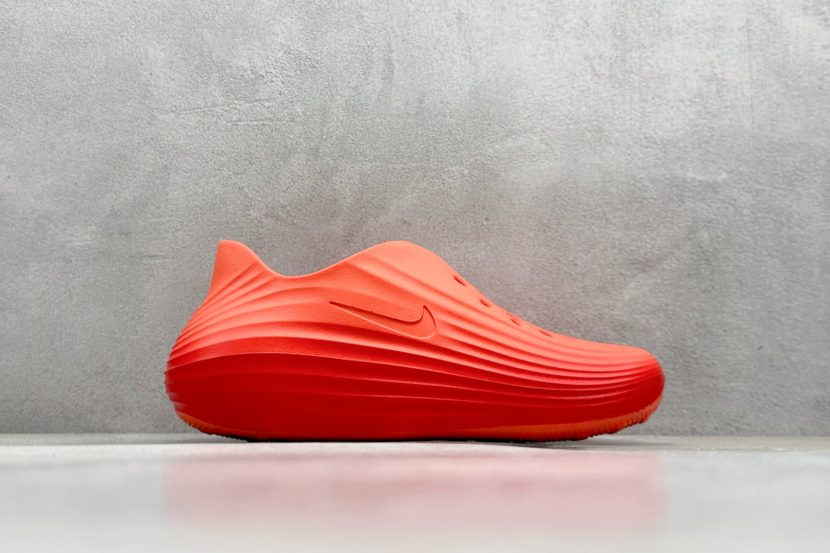  
Nike ReactX Rejuven8 一脚蹬夏日穿搭凉鞋
#采用质感柔软且出众回弹的 Reac