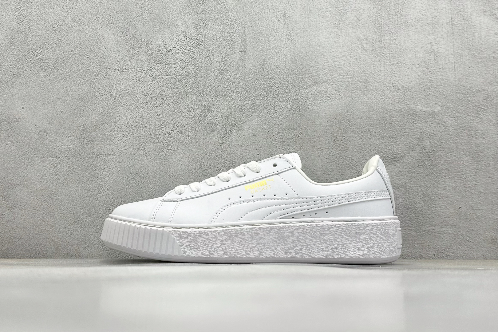 福利特价 
Puma Suede Platform 彪马蕾哈娜板鞋 

货号：
编码：24