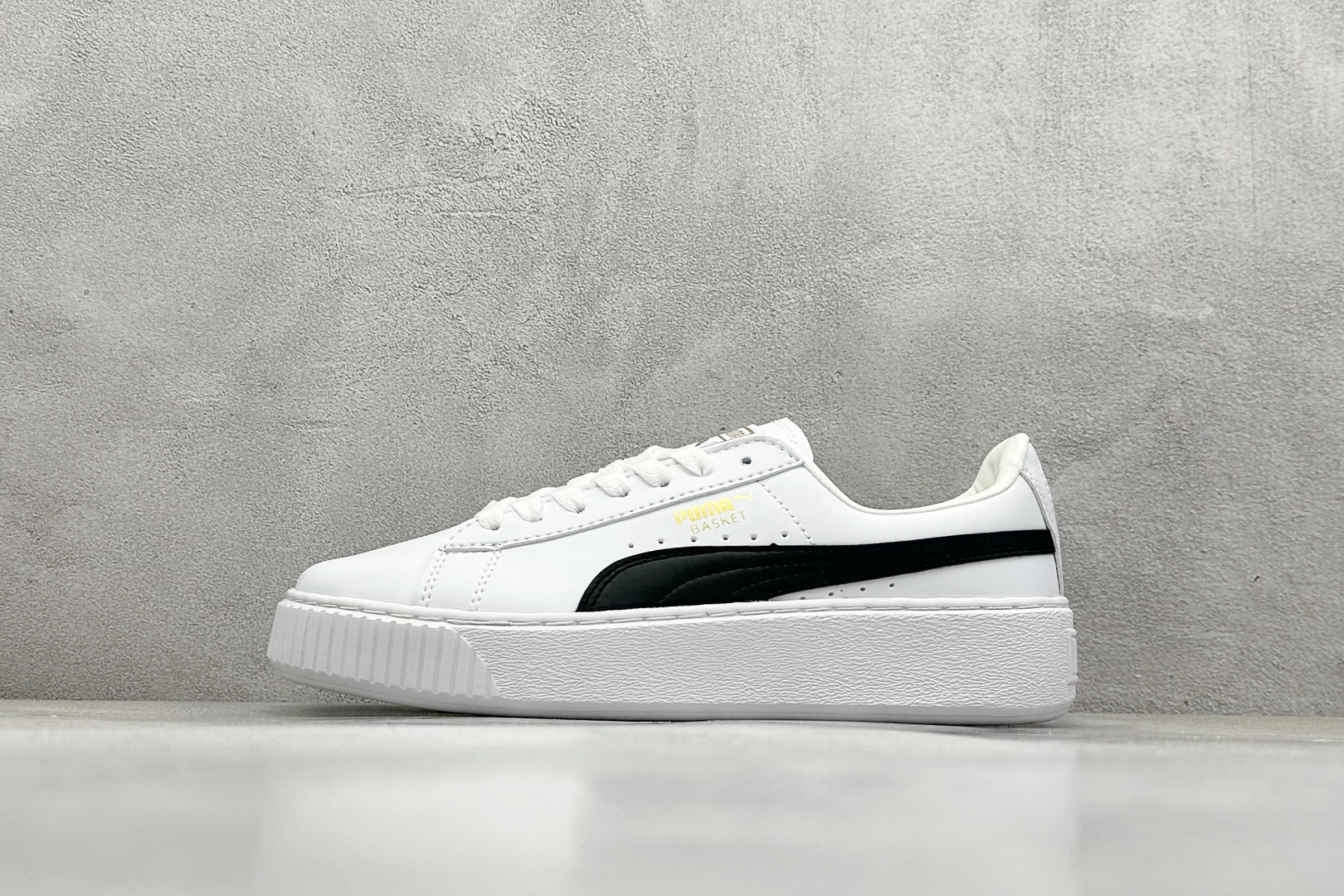 福利特价 
Puma Suede Platform 彪马蕾哈娜板鞋 

货号：
编码：24