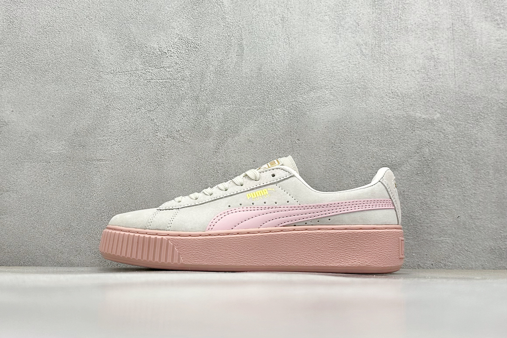 福利特价 
Puma Suede Platform 彪马蕾哈娜板鞋 

货号：
编码：24