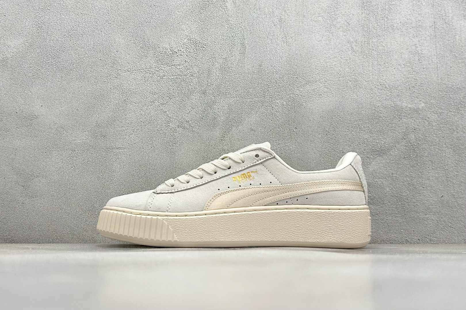 福利特价 
Puma Suede Platform 彪马蕾哈娜板鞋 

货号：
编码：24