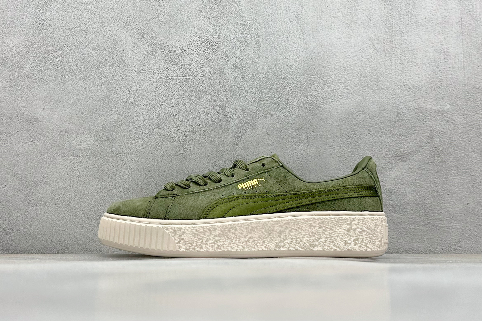 福利特价 
Puma Suede Platform 彪马蕾哈娜板鞋 

货号：
编码：24