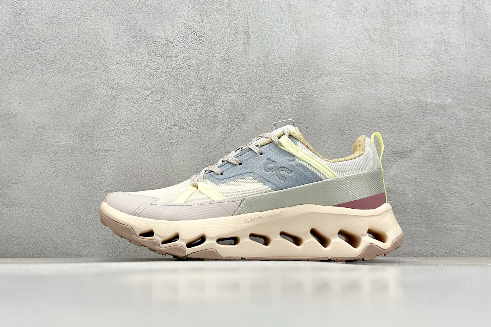 
WK版 On昂跑 Cloudtilt Loewe
户外街头机能风跑步鞋
Cloud Hi Edge户