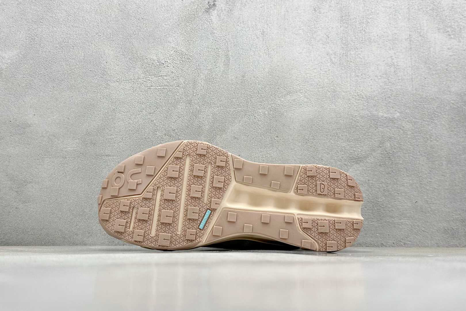  
WK版 On昂跑 Cloudtilt Loewe
户外街头机能风跑步鞋
Cloud Hi Edge户
