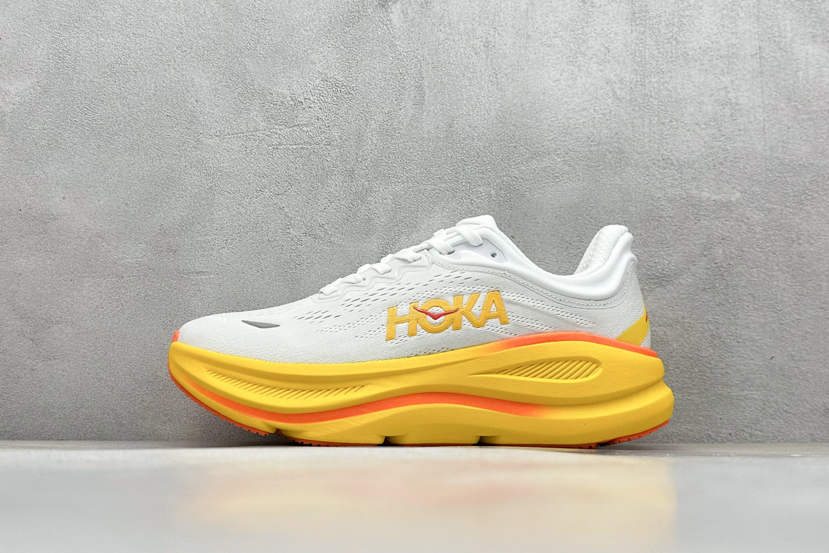  
W版 HOKA ONE ONE Bondi 9 机能缓震跑鞋
#鞋面部分采用工程网眼面料，可以确保