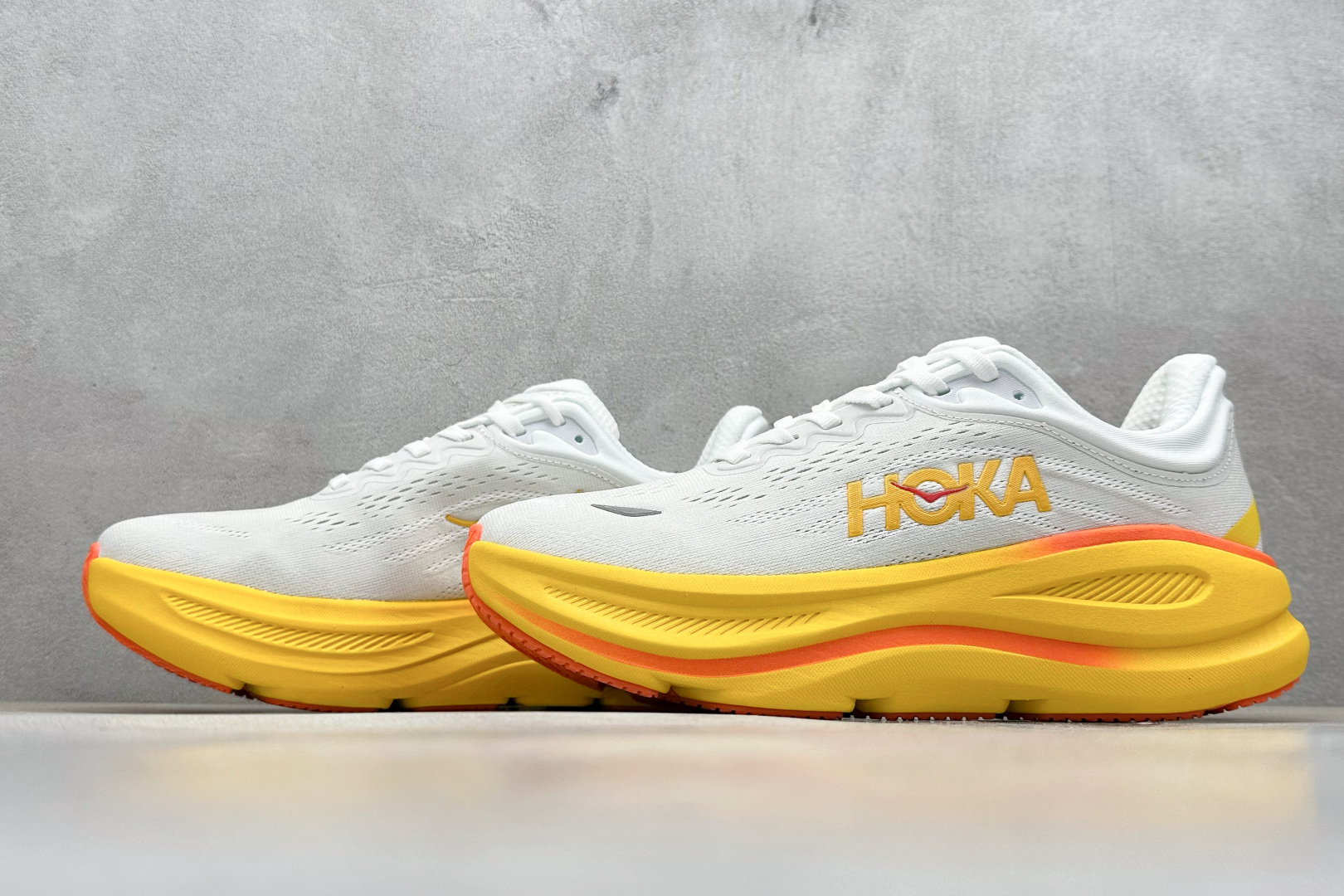  
W版 HOKA ONE ONE Bondi 9 机能缓震跑鞋
#鞋面部分采用工程网眼面料，可以确保