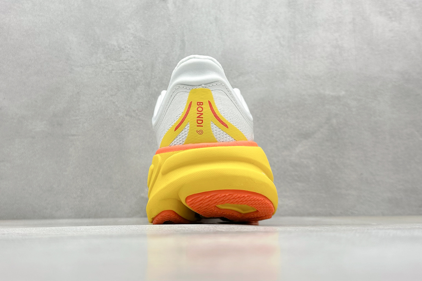  
W版 HOKA ONE ONE Bondi 9 机能缓震跑鞋
#鞋面部分采用工程网眼面料，可以确保