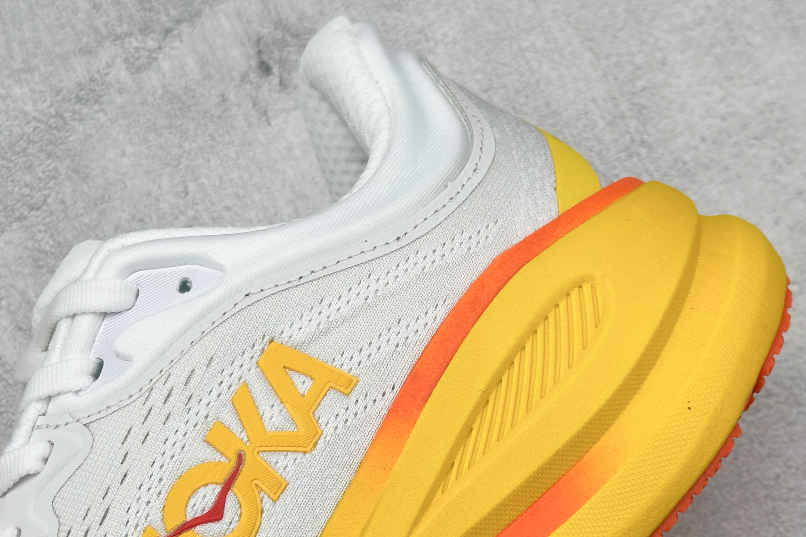  
W版 HOKA ONE ONE Bondi 9 机能缓震跑鞋
#鞋面部分采用工程网眼面料，可以确保