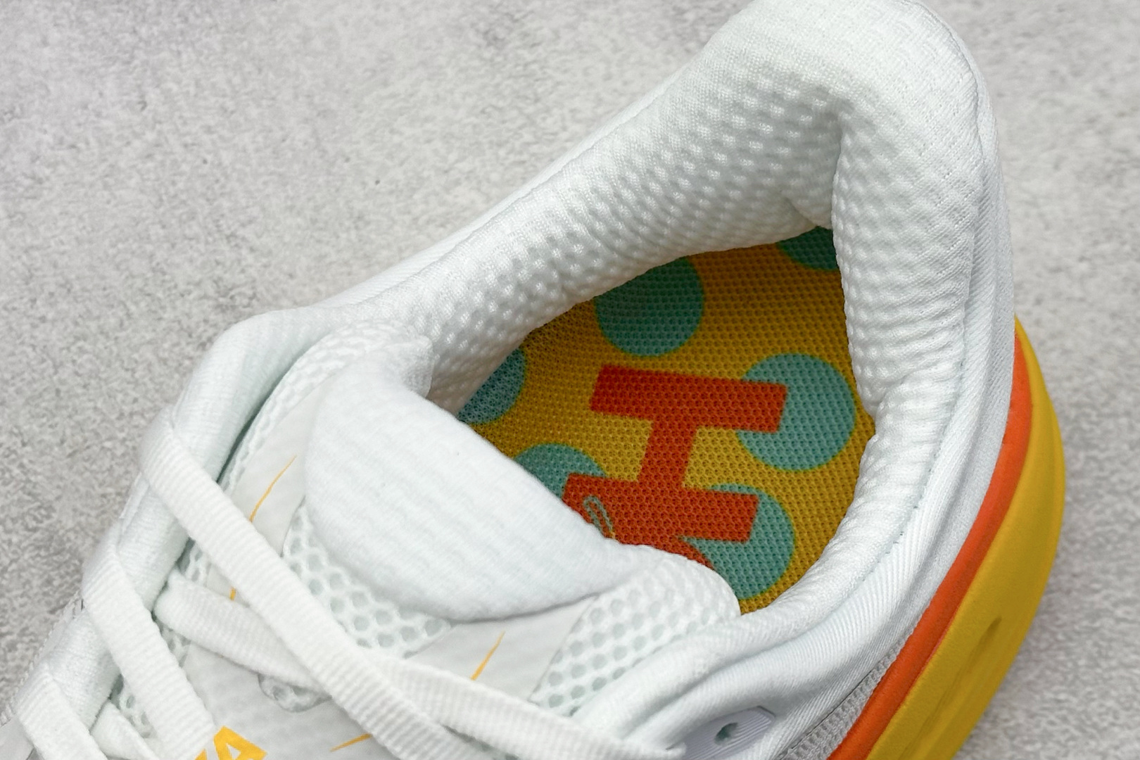  
W版 HOKA ONE ONE Bondi 9 机能缓震跑鞋
#鞋面部分采用工程网眼面料，可以确保