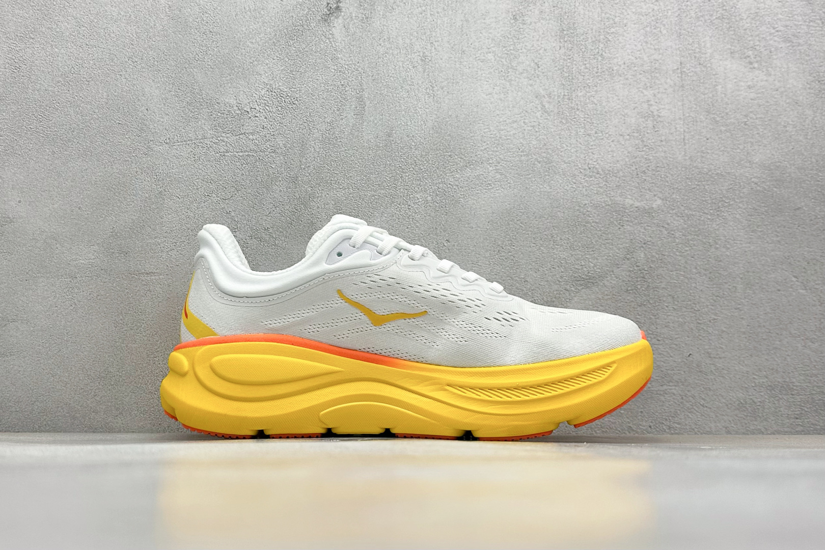  
W版 HOKA ONE ONE Bondi 9 机能缓震跑鞋
#鞋面部分采用工程网眼面料，可以确保