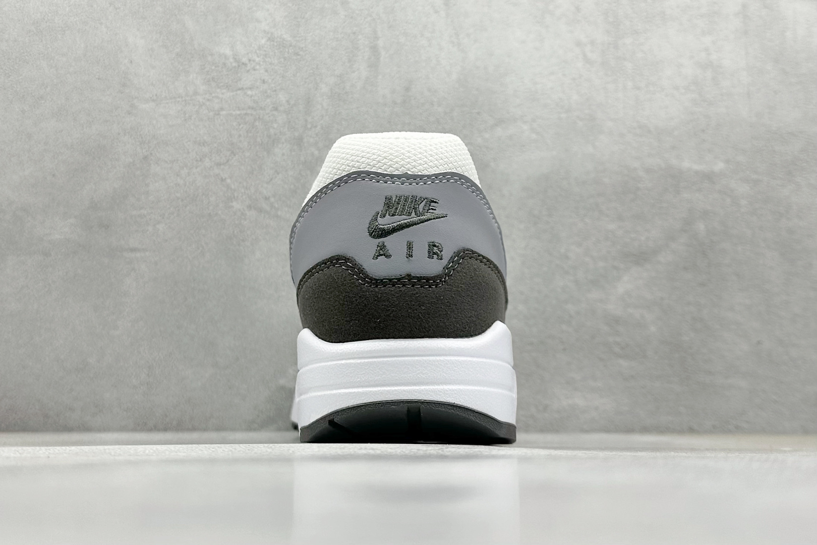  
Nike Air Max 1 耐克半掌气垫复古跑步鞋 

货号：HM9936-001
尺码：36 