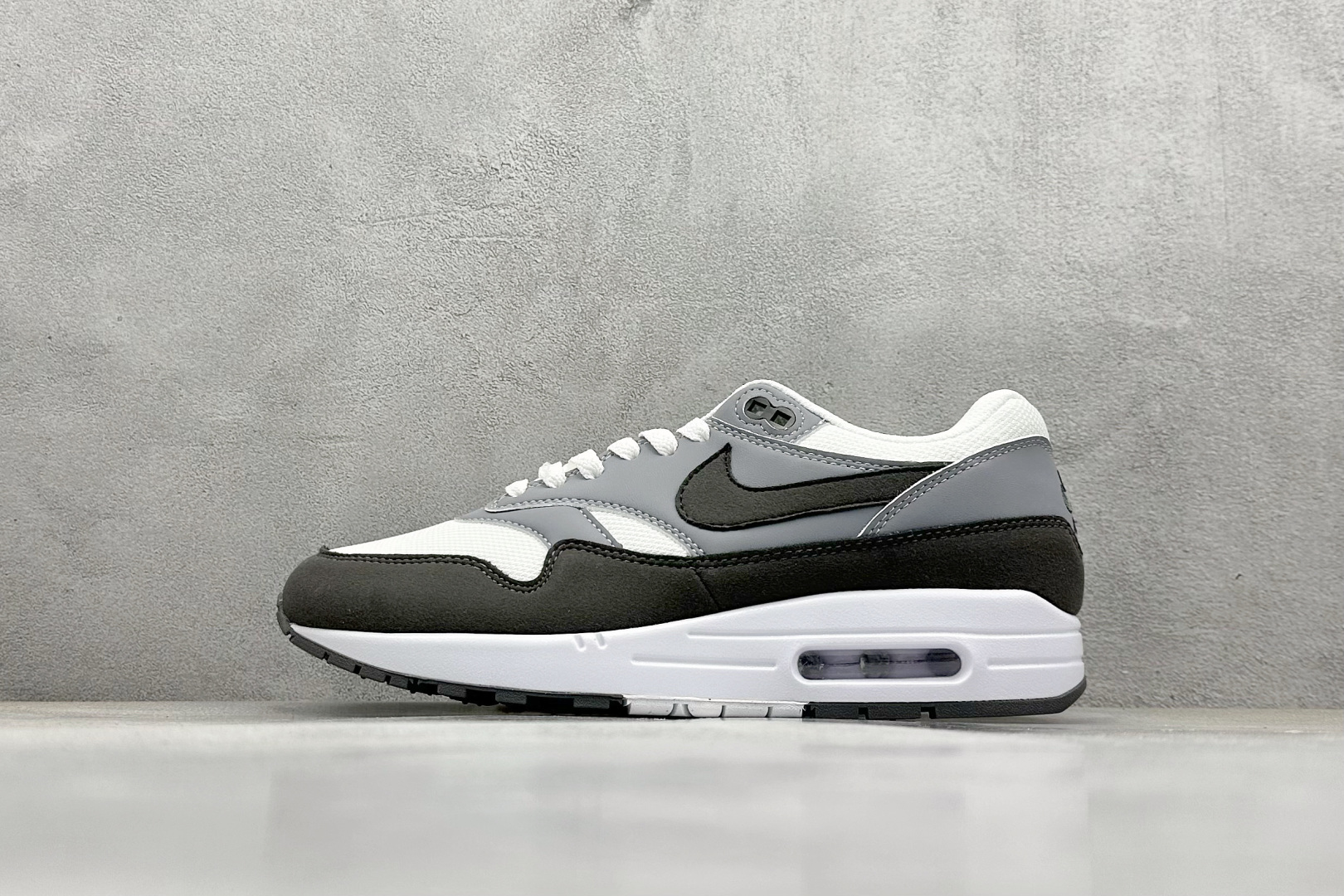  
Nike Air Max 1 耐克半掌气垫复古跑步鞋 

货号：HM9936-001
尺码：36 