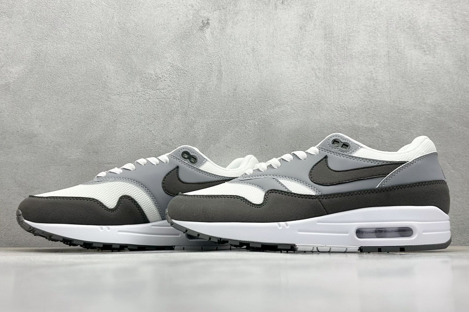  
Nike Air Max 1 耐克半掌气垫复古跑步鞋 

货号：HM9936-001
尺码：36 