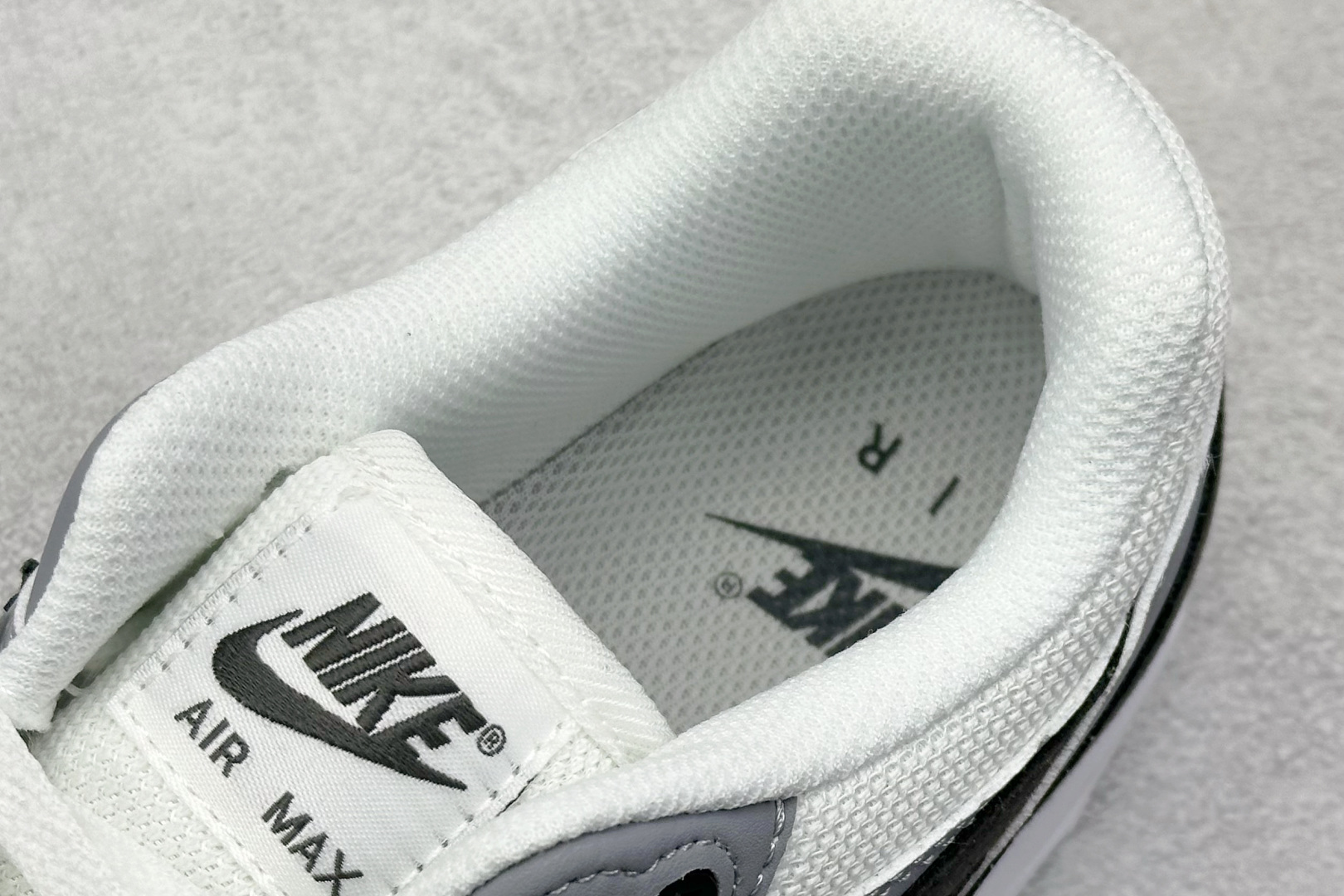  
Nike Air Max 1 耐克半掌气垫复古跑步鞋 

货号：HM9936-001
尺码：36 