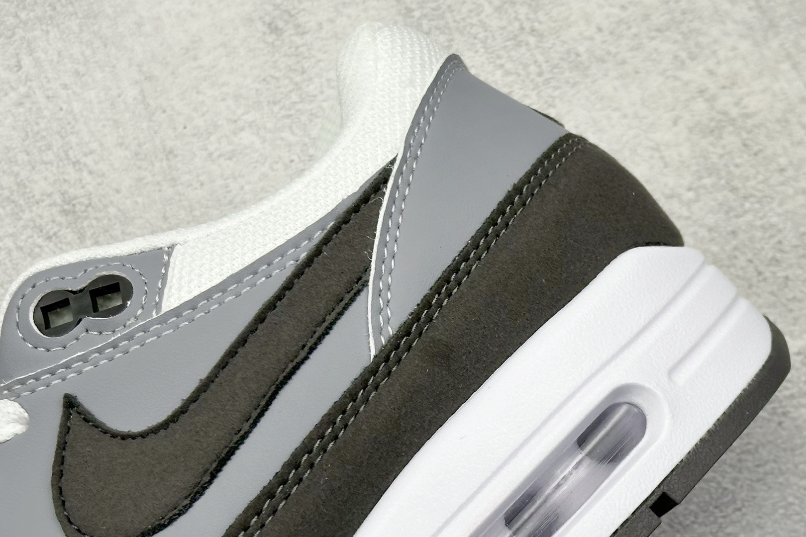 
Nike Air Max 1 耐克半掌气垫复古跑步鞋 

货号：HM9936-001
尺码：36 