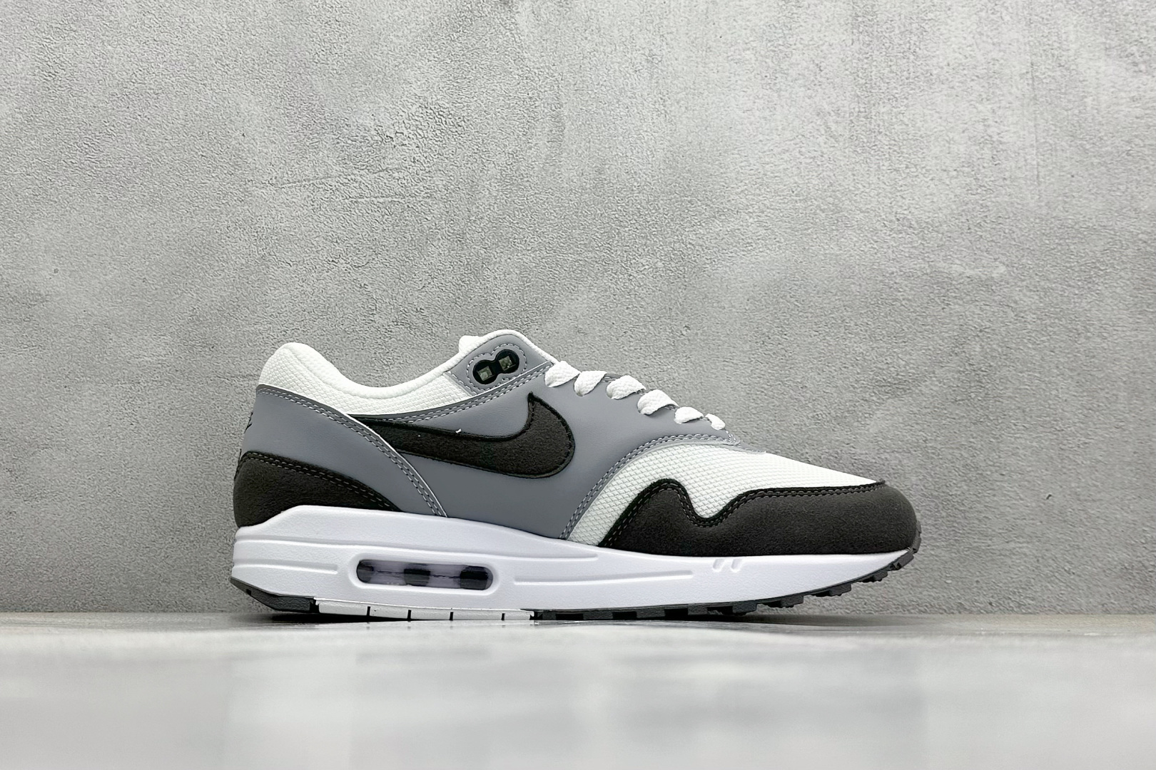  
Nike Air Max 1 耐克半掌气垫复古跑步鞋 

货号：HM9936-001
尺码：36 