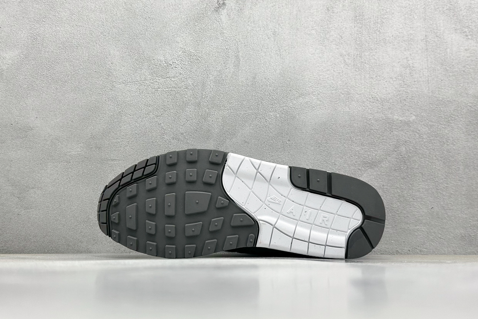  
Nike Air Max 1 耐克半掌气垫复古跑步鞋 

货号：HM9936-001
尺码：36 