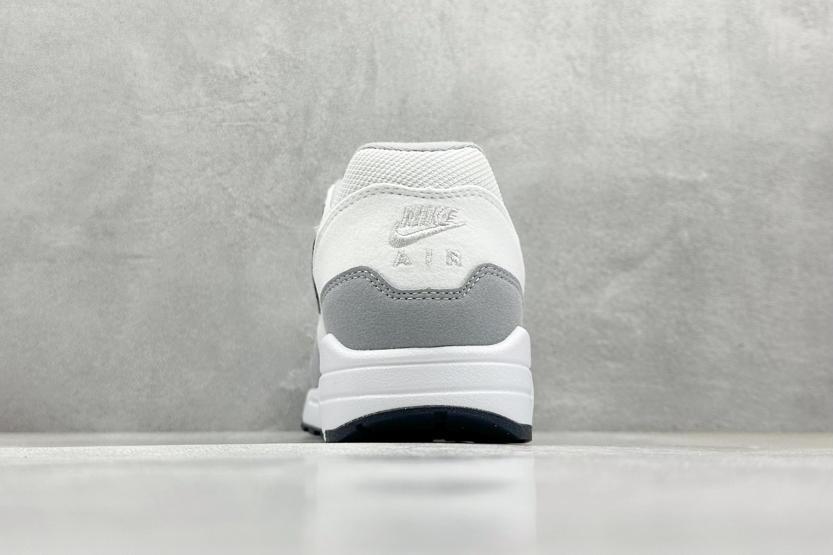  
Nike Air Max 1 耐克半掌气垫复古跑步鞋 

货号：FZ5808-002
尺码：36 