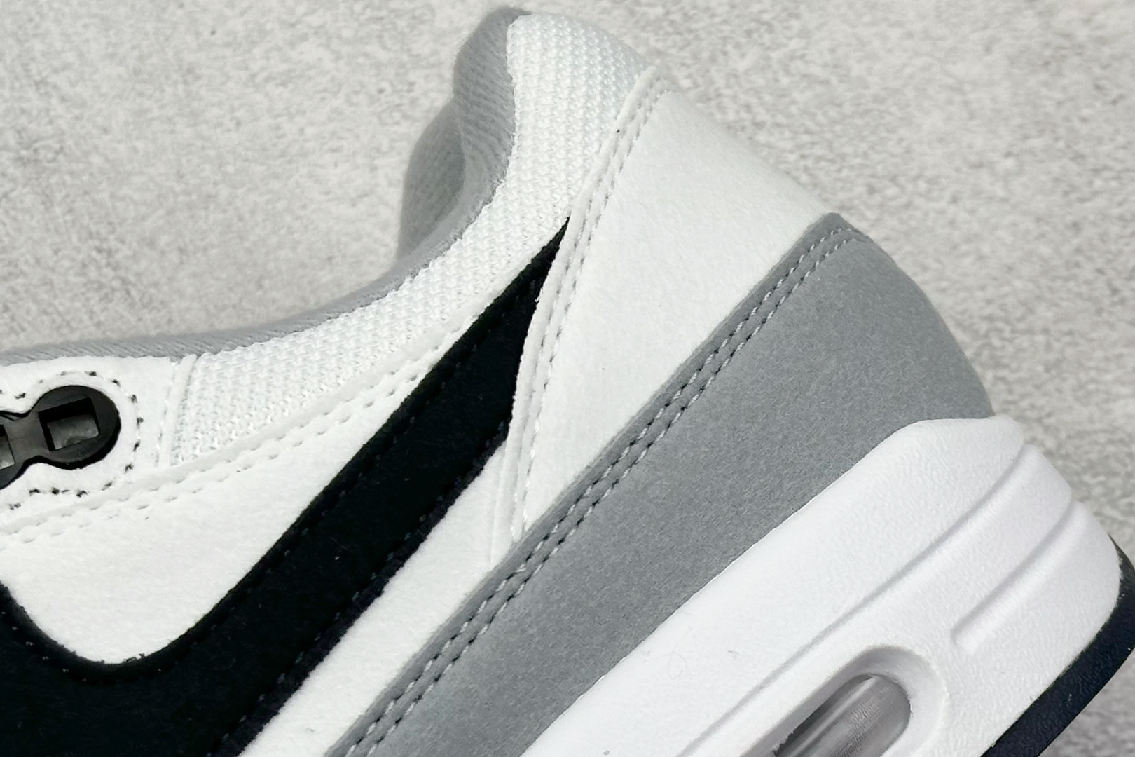  
Nike Air Max 1 耐克半掌气垫复古跑步鞋 

货号：FZ5808-002
尺码：36 